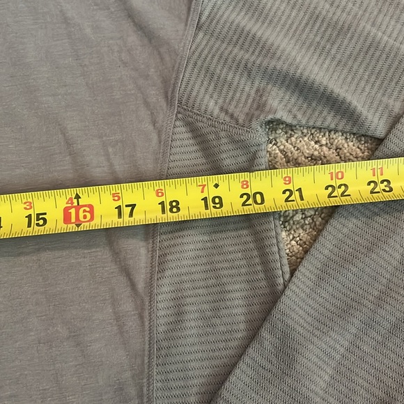 Under Armor pullover - Picture 2 of 4